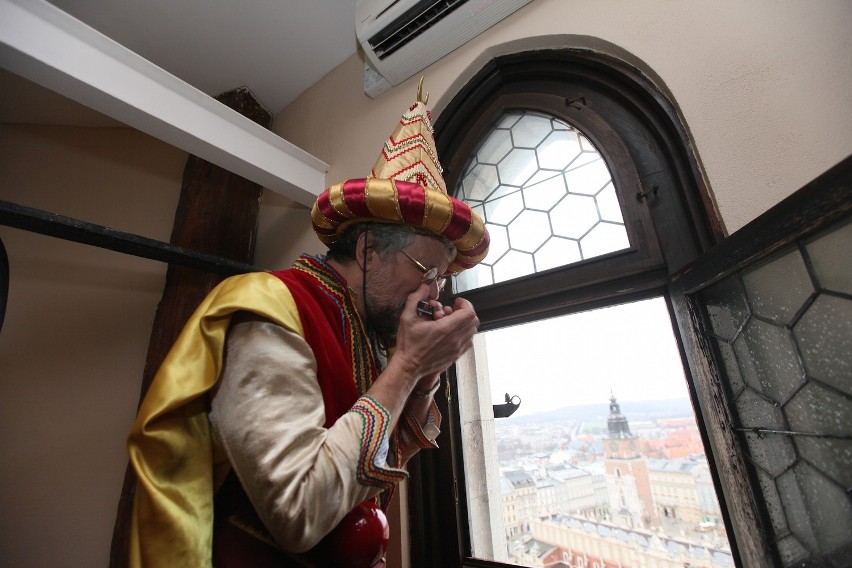 Kraków. Hejnał zabrzmiał na ustnej harmonijce [WIDEO]