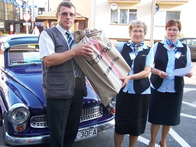 Listy na Jasną Górę zawiózł oleski filatelista Ryszard Szirch, na zdjęciu z pracownicami Poczty Polskiej.