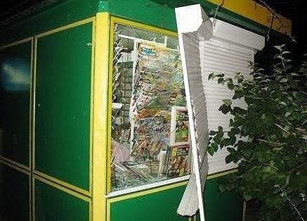 Pijani chcieli okraść kiosk. Zdążyli odgiąć roletę.