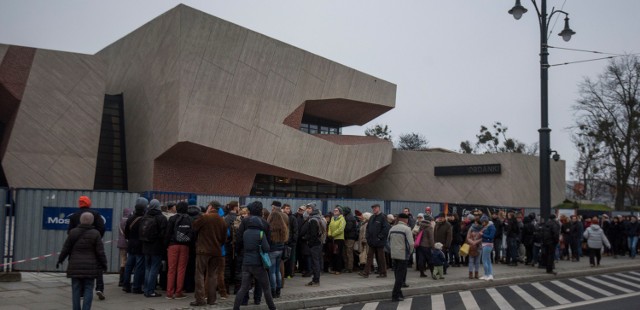 W tak długiej kolejce czekali wczoraj mieszkańcy Torunia pod Centrum Kulturalno-Kongresowym, by odebrać darmowe wejściówki na zwiedzanie sali oraz rodzinną imprezę LuxFest, na której wystąpi między innymi Arka Noego.