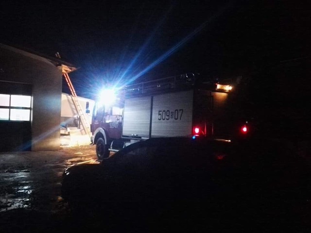 Strażacy z OSP Hadra zabezpieczali budynek na ulicy Koszęcińskiej, w którym  wiatr zerwał dach.Przesuwaj zdjęcia w prawo - naciśnij strzałkę lub przycisk NASTĘPNE