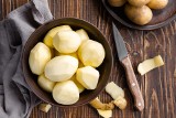 Jak wykorzystać obierki z ziemniaków? 7 prostych dań może zaskoczyć