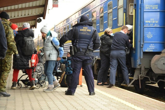 24 lutego 2022 roku zaledwie kilka godzin od wybuchu wojny w Ukrainie, do Przemyśla dociera pierwszy pociąg z uchodźcami. Wyjeżdżali jeszcze w czasie pokoju, ale już ze świadomością, że wojna wisi w powietrzu. Wkrótce do Polski dotrą setki tysięcy uchodźców. Nz. peron dworca kolejowego w Przemyślu.