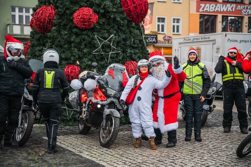 Mikołaje przejechali na motocyklach ulicami miasta....