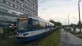 Kraków. Wielkie zamieszanie na Krowodrzy Górce. Tramwaje stały. Ludzie szli na piechotę z dworca 