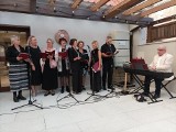 Kameralny koncert chóru Świętego Marcina na patio Podziemnej Trasy Turystycznej w Opatowie. Wybrzmiały dźwięki "Jednego serca"