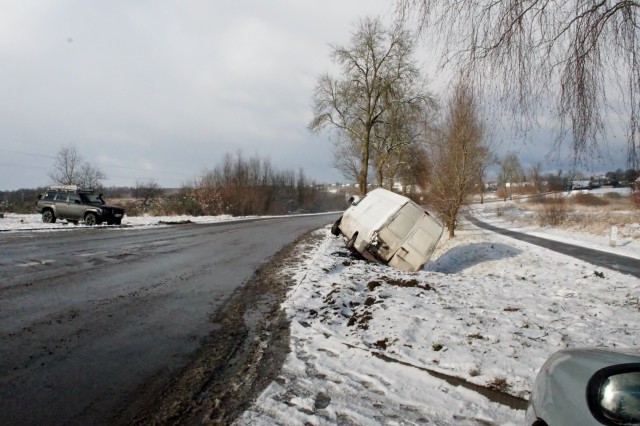 Dzisiaj (poniedziałek 05.02), po godz. 10., doszło do kolizji dwóch samochodów w miejscowości Bierkowo. Kierujący osobowym Mercedesem wjechał w tył dostawczego Mercedesa Sprintera, który po uderzeniu w tył, zatrzymał się w przydrożnym rowie. Warunki atmosferyczne - padający śnieg i delikatny przymrozek sprawiły, że warunki na drogach były dziś bardzo trudne. Policja apeluje o zachowanie szczególnej ostrożności. Warunki atmosferyczne w nadchodzących dniach mogą wyglądać bardzo podobnie. 