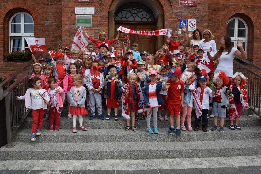 Dzieci z Przedszkola Tęcza w Szczecinku kibicują reprezentacji Polski