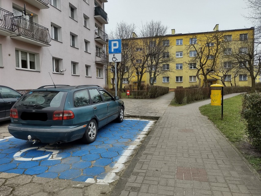 To miejsce parkingowe dla osób z niepełnosprawnością przy...