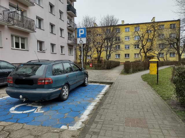 To miejsce parkingowe dla osób z niepełnosprawnością przy ulicy Chopina będzie zlikwidowane na początku lutego. W zamian powstanie ciąg pieszo-jezdny umożliwiający przejazd m.in. karetkom pogotowia, czy straży pożarnej.