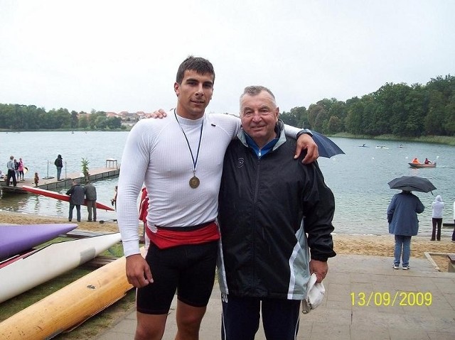 Mateusz Bochenek i trener Darzboru Jerzy Krotkiewicz.