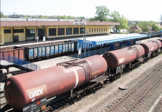 Coraz częściej na torach prowadzących przez Bielsk można zobaczyć pociągi towarowe, także te przewożące substancje niebezpieczne, np. oleje i gazy