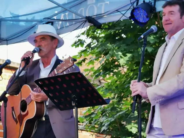 Podczas tegorocznego koncertu w ramach Dni Piosenki Francuskiej widzowie usłyszeli w ogrodach Dworu Mieszczańskiego interpretacje utworów takich artystów jak: Edith Piaf, Charles Trenet, Yves Montand oraz Georges Brassens. Dzięki współpracy z miastem partnerskim Angers, uczestnicy mogli wziąć również udział w prelekcji na temat produkcji francuskiego wina.Zobacz także:Voala Company na Błoniach Nadwiślańskich w ToruniuSzczeniaki i kocięta czekają na dobrych właścicieliNowosciTorun