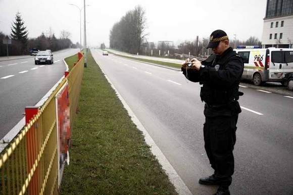 Młodszy strażnik Tomasz Prymaczek fotografował plakat bezprawnie zawieszony na płotku na ul. Mickiewicza w połowie listopada