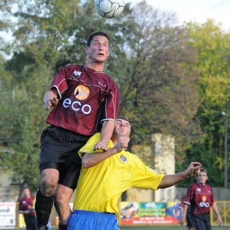 - Gdyby Tadeusz Tyc (z lewej) lepiej uderzył w końcówce moglibyśmy wygrać z Koronowem - nie mógł odżałować w sobotę trener Janusz Kubot.