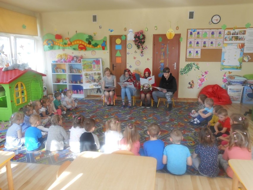 Młodzież z Hufca Pracy w Końskich czytała dla przedszkolaków w ramach akcji "Bajkowe czytanie"