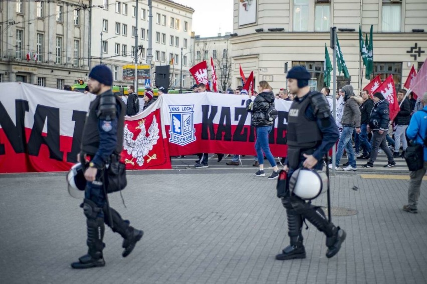 Kilkaset osób wzięło udział w Marszu Zwycięstwa, który w...