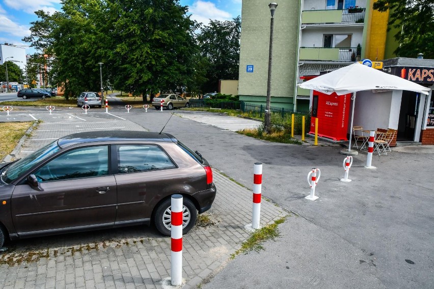 Nowe, odgrodzone miejsca parkingowe przy ul. Sandomierskiej...