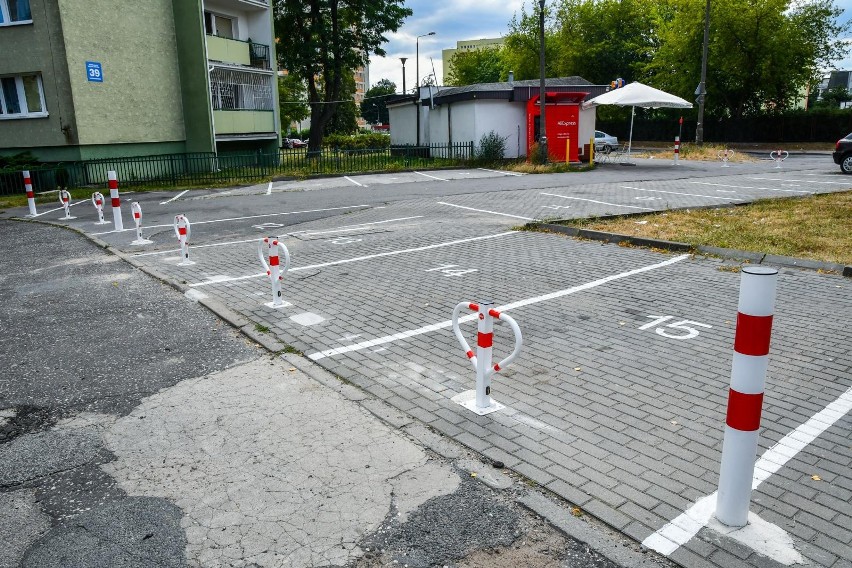 Nowe, odgrodzone miejsca parkingowe przy ul. Sandomierskiej...