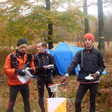 Bogdan Rycerski i Mariusz Plesiński (dwaj z prawej)