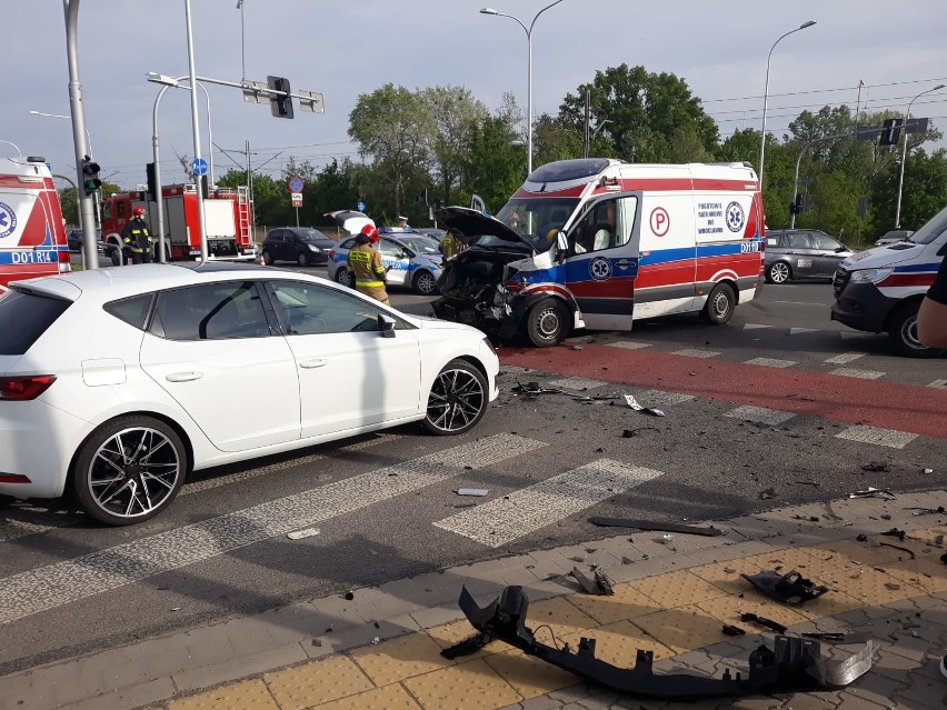 Poważny wypadek karetki we Wrocławiu. Wielkie korki na Kosmonautów