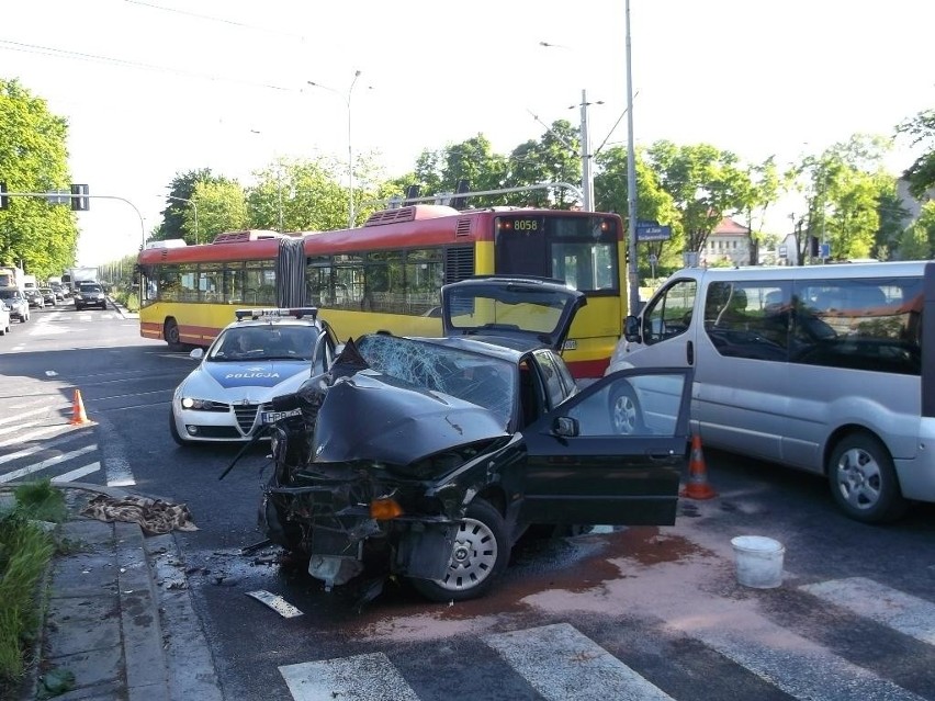 Wrocław: Wypadek na Brucknera. Auto uderzyło w słup, poszkodowane dziecko (ZDJĘCIA)