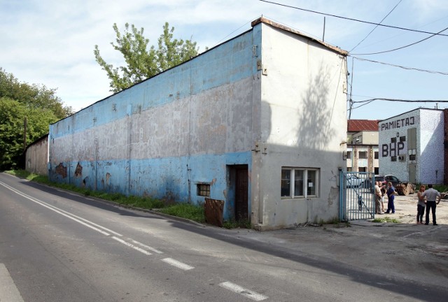 Trwa wyburzanie historycznych budynków przy ul. Katowickiej w Czeladzi. To dawny Zakład Płytek Ceramicznych "Józefów"