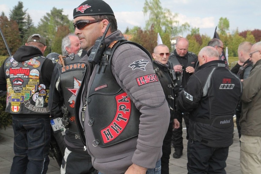 Nocne Wilki jednak we Wrocławiu. Motocykliści złożyli kwiaty na Cmentarzu Żołnierzy Radzieckich