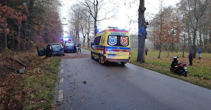 Wypadek koło Borzęcina. Pasażerka forda w szpitalu