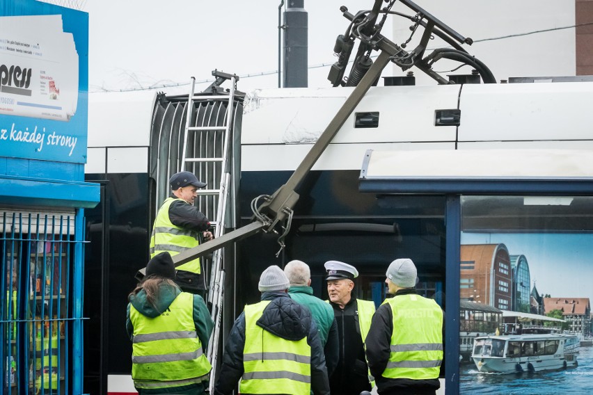 W jednym z tramwajów urwał się pantograf - są utrudnienia w...