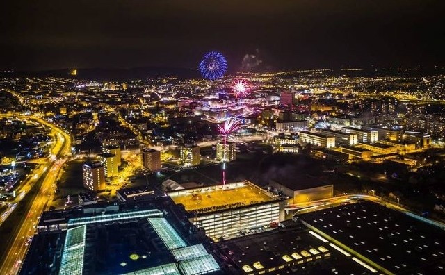 W ubiegłym roku finał WOŚP zwieńczyło światełko do nieba w formie fajerwerków a Galerii Echo, Galerii Korona oraz Rynku. Tym razem będą tylko dwa pokazy - laserowy z Galerii Echo oraz fajerwerki z parkingu wielopoziomowego w centrum Kielc.