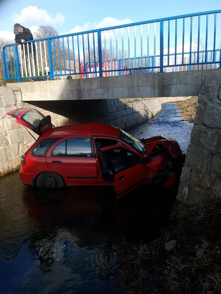 Samochód w rzece pod mostem. Jak się tam znalazł? [ZDJĘCIA]