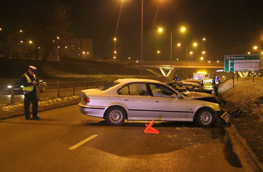 Wypadek na Radomskiej w Kielcach. Trzy samochody rozbite. W szpitalu trójka dorosłych i niemowlę  