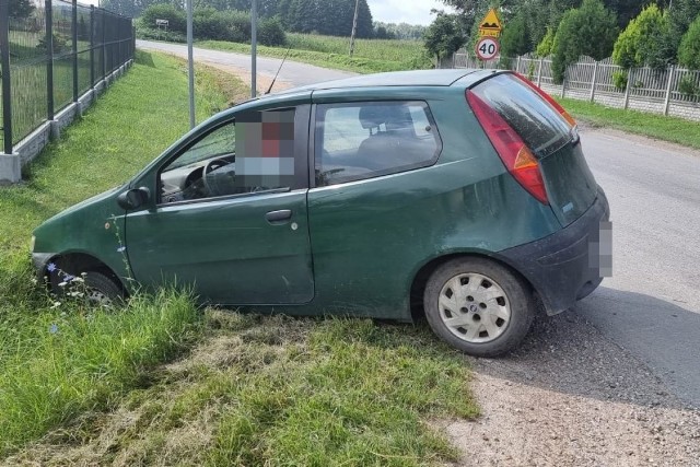 Pijany kierowca wjechał do rowu, mając blisko 3 probile alkoholu. Znalazł go Komendant Komisariatu Policji w Wolborzu, Adam Szaler. 