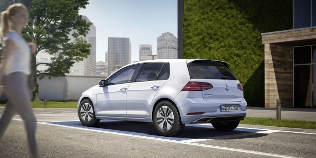Volkswagen e-Golf Dotychczas pojemność akumulatorów wynosiła 24,2 KWh, a po zmianach wzrosła do 35,8 kWh. Tym samym europejska odmiana auta może pokonać dystans około 300 km na jednym ładowaniu.Fot. Volkswagen