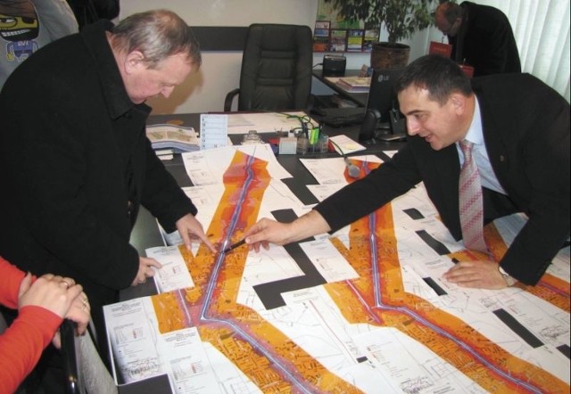 Tomasz Drejer (z prawej) prezentuje mapę hałasu na przebiegającej przez Suwałki drodze krajowej nr 8. Im ciemniejszy kolor, tym natężenie jest większe.