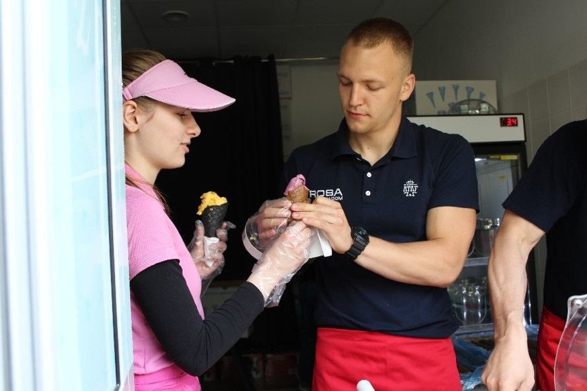 Koszykarze Rosy Radom sprzedawali lody, aby pomóc choremu trenerowi