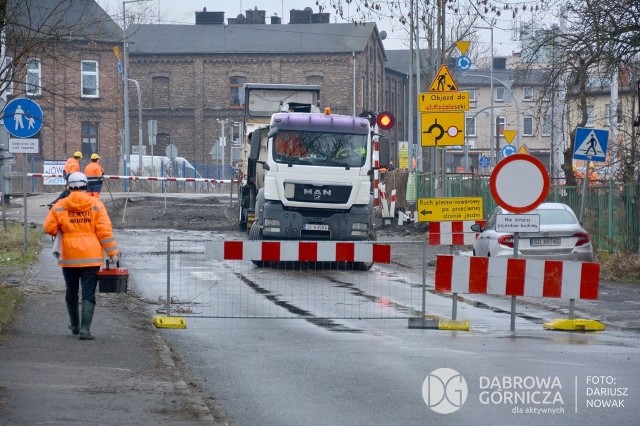 W Dąbrowie Górniczej trwa komunikacyjna rewolucja. Powstają nowe drogi, ronda, tunel pod torami kolejowymi oraz centrum przesiadkowe Zobacz kolejne zdjęcia/plansze. Przesuwaj zdjęcia w prawo - naciśnij strzałkę lub przycisk NASTĘPNE