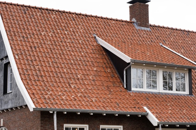 Dach kryty czerwoną esówkąPokrycie tego dachu wykonane jest z Esówki Sinus w kolorze wiktoriańskiej czerwieni.
