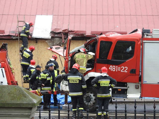 Uprzywilejowany wóz strażacki zderzył się z osobową skodą i wjechał w ścianę przydrożnego domu jednorodzinnego przy ul. Głowackiego.
