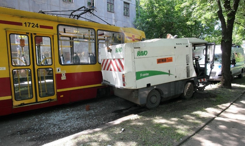 Tramwaj zderzył się z samochodem sprzątającym ulice [ZDJĘCIA+FILM]