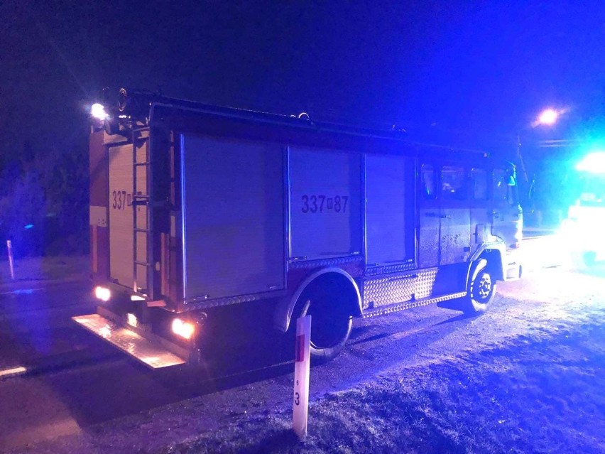Gmina Zakrzew. Nocny pożar garażu w miejscowości Mleczków gasiło sześć zastępów straży pożarnej