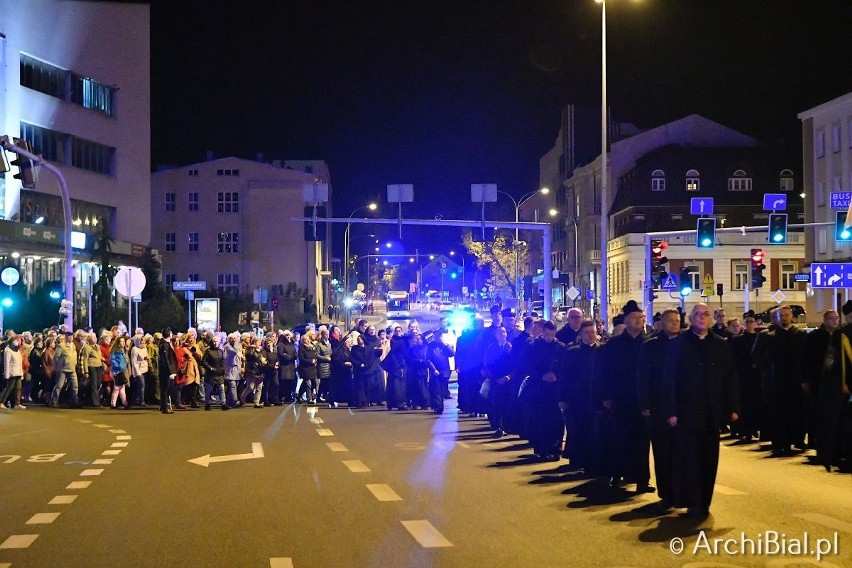 Białystok. Procesja z relikwiami Patrona Białegostoku bł. ks. Michała Sopoćki przeszła do archikatedry [ZDJĘCIA]