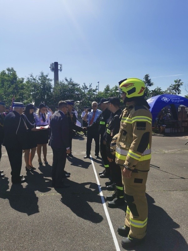 Druhowie z ochotniczych jednostek straży pożarnej w gminie Rzgów dostali siedem wozów