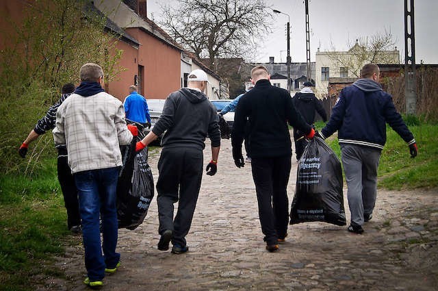 Osadzeni w Zakładzie Karnym w Fordonie podczas prac społecznych. Sprzątają okolice więzienia. To dominująca forma zatrudnienia.