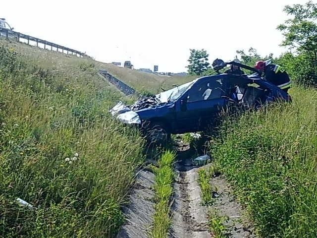 Auto przerwało barierę ochronną i wpadło do rowu.