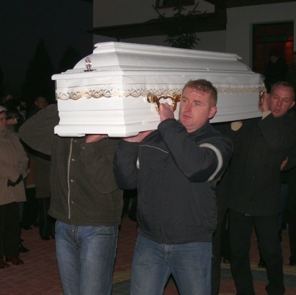 Wyprowadzanie trumny z ciałem dziewiętnastolatka z kościoła na cmentarz.