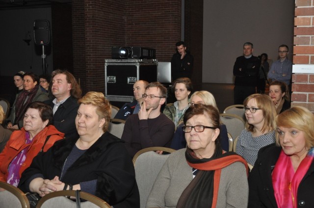 Publiczność w Centrum Rzeźby Polskiej w Orońsku z uwagą oglądała oparty na faktach film „Jestem mordercą”.