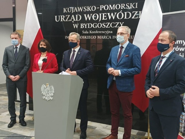 Tematem spotkania z mediami oraz później narady z 200 samorządowcami z regionu (online) było podsumowanie pierwszej oraz przedstawienie założeń drugiej edycji Rządowego Funduszu Polski Ład - Programu Inwestycji Strategicznych.