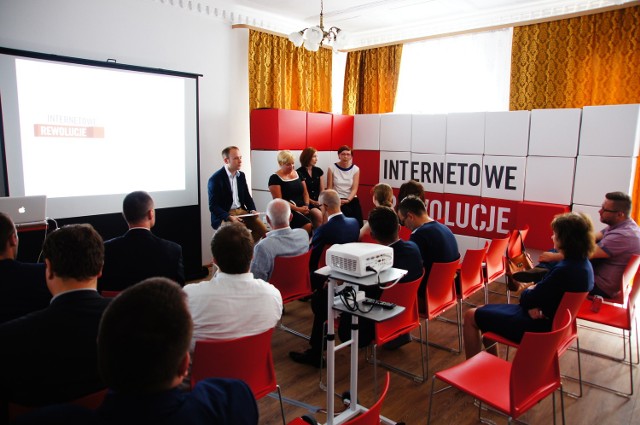 Wczoraj w Śląskim Centrum Społeczeństwa Informacyjnego w Katowicach rozpoczął się projekt Internetowe Rewolucje, organizowany przez Google.